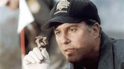 Gil (William Petersen) untersucht den in der Wüste gefundenen Knochen: er stammt einwandfrei von einem Menschen.