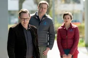 Marc Lindner (Christian Beermann, M.) und Rebecca Krieger (Milena Straube, r.) müssen Jörn Klaussner (Arndt Schwering-Sohnrey, l.) mit einer schwerwiegenden Diagnose konfrontieren.