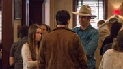 Loretta McCready (Kaitlyn Dever) und Raylan Givens (Timothy Olyphant)