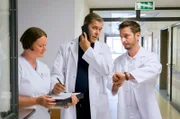 Kinderarzt Dr. Christoph Lentz (Sven Martinek, M. mit Komparsen) versucht seiner Ex-Frau trotz der Hektik des Klinikalltags ein guter Ratgeber zu sein, wenn auch nur telefonisch.