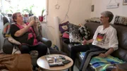 Carmen und Dieter widmen sich ihren Social Media-Aktivitäten