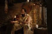 Ein Fischer von Atlit-Yam fertigt Angelhaken (Reenactment).