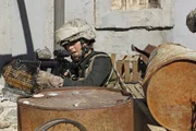 Gibbs und Ziva (Cote de Pablo) fliegen nach Afghanistan, nachdem sie eindeutige Hinweise erhalten haben, dass Lieutenant Gabriela Flores noch am Leben ist ...