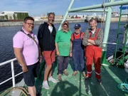 Von links: Marcus Kirchgäßner, Kapitän Raul Kraaier und die Manschaft vom Krabbenkutter auf dem Krabbenkutter.