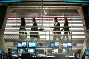 Sophia Turner (Jennifer Beals, l.) und Martin Danberg (Josh Stamberg, 2.v.l.) bringen Richard Castle (Nathan Fillion, 2.v.r.) und Kate Beckett (Stana Katic, r.) in das Geheimversteck der CIA ...