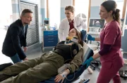 Kiara Henneberg (Emma Brüggler, M.v.) ist aus 3m Höhe gestürzt und wird mit einigen Beschwerden ins Johannes-Thal-Klinikum eingeliefert. Ihr Vater Patrick Behnke (Christian Kerepeszki, l.) eilt zur Notaufnahme. Elly Winter (Juliane Fisch, M.h.) und Viktoria Stadler (Isabella Krieger, r.) bringen Kiara in den Behandlungsraum.