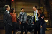 Ein Abend unter Freunden: Ted (Josh Radnor, M.), Marshall (Jason Segel, 2.v.r.), Barney (Neil Patrick Harris, l.), Lily (Alyson Hannigan, r.) und Robin (Cobie Smulders, 2.v.l.) ...