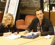 Während Britta (Gillian Jacobs, l.) von Shirley und Annie endlich als Frau akzeptiert wird, weil sie sich an den Gesprächen auf der Mädchen-Toilette beteiligt, hat Collegeleiter Pelton eine ganz besondere Aufgabe für Jeff (Joel McHale, r.) ...