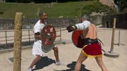 Kapitän Raul Kraaier (links) beim Gladiatorentraining in Trier.