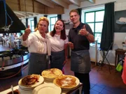 Von links: Marijke Amado, Steffi Gehrlein und Marius Landegent zu Besuch in der Pannekoekenmolen.