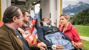 Jerry Paulsen (Peter Marton, liegend) hatte einen Unfall: An seinem Dienstwagen haben die Bremsen versagt. Johanna (Ines Lutz, r.) und ihr Vater Benedikt Beissl (Andreas Geibel, l.) sind zur Stelle, wie der verletzte Jerry in den Krankenwagen geladen wird. Sanitäter (Komparse, 2.v.l.)