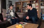 Arzu Ritter (Arzu Bazman) war bei dem Gedanken, nach ihrem schweren Unfall endlich nach Hause zu dürfen, sehr zerrissen. Einerseits möchte sie gern bei ihrer Familie und für sie da sein, andererseits weiß sie, dass genau das Gegenteil der Fall sein wird. Jetzt muss sich ihre Familie um sie kümmern. Und genau das macht ihr Mann Philipp Brentano (Thomas Koch) hingebungsvoll.