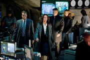 Martin Danberg (Josh Stamberg, 2.v.l.) und Sophia Turner (Jennifer Beals, M.) wollen, dass Kate Beckett (Stana Katic, r.) und Richard Castle (Nathan Fillion, 2.v.r.) sie bei der Arbeit unterstützen ...