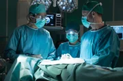 Dr. Philipp Brentano (Thomas Koch, li.) versucht seiner jungen Patientin Selma mit einem riskanten Eingriff wieder völlige Bewegungsfreiheit zu verschaffen. Dr. Lilly Phan (Mai Duong Kieu, mi.) und Dr. Kai Hoffmann (Julian Weigend, re.) unterstützen ihn dabei. Doch plötzlich wird Selma tachykard, sie darf auf keinen Fall bewegt werden, sonst riskieren die Ärzte eine vollständige Lähmung.