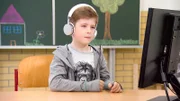 Blond, lange Haare, lässiger Grunge-Skater-Style - die drei Brüder der Band "Hanson" waren die Lieblinge vieler Teenager in den 90er Jahren. Ihr Song "MMM Bop" wurde zum Dauer-Ohrwurm und Chartstürmer in über 27 Ländern. Ein guter Grund, dieses Lied auch mal den "Hot oder Schrott"-Kids zu präsentieren und ihre Meinung zu erfragen!