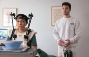 Arzu Ritter (Arzu Bazman) wird nach ihrem schweren Sturz mit dem Halofixateur nach Hause entlassen. Pfleger Kris Haas (Jascha Rust) will seiner Chefin Mut zusprechen, doch Arzu hat einfach nur Angst.