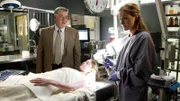 Detective Korsak (Bruce McGill) weiß, dass ein Vergewaltiger immer noch auf freiem Fuß ist und will von Dr. Maura Isles (Sasha Alexander, r.) Beweise. Welche Rolle spielt dabei das erste Vergewaltigungsopfer Kim Tretorn (Brittany Finamore)?