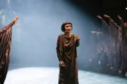 Caro Cult (Vera Lohmann) hofft, dass ihr Talent als Schauspielerin endlich entdeckt wird, als die Hauptrolle neu besetzt werden.