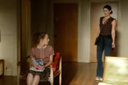 Lorelai (Lauren Graham, r.) und Rory sind mehr als erstaunt, als sie auch Rorys neue Mitbewohnerin Tana (Olivia Hack, l.) treffen. Doch dann taucht auch noch eine weitere Mitbewohnerin auf, die alles andere als unbekannt ist ...