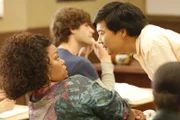 Gleich am ersten Tag des Spanischkurs merkt Shirley (Yvette Nicole Brown, l.), dass mit Lehrer Senor Chang (Ken Jeong, r.) nicht zu spaßen ist ...