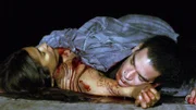 In einem scheinbar verlassenen Lastwagen werden die brutal zugerichteten Leichen von Carlos Martinez und Ramona Rodriguez gefunden.