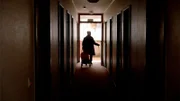 Svetlana auf dem Weg in ihre Wohnung. Hier lebte die Rentnerin mit ihren zwei schwerbehinderten Kindern, bis zum Wasserrohrbruch. „Ich mag das Haus, denn ich bin schon viele Jahre hier, meine Kinder wurden hier groß“.