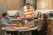 Als sich Alan (Jon Cryer, M.) von der Sozialarbeiterin Ms. McMartin (Maggie Lawson, r.) trennt, befürchtet Walden (Ashton Kutcher, l.), dies könne die Adoption von Louis negativ beeinflussen ...