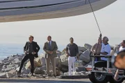 V.l.: Horatio (David Caruso), Tripp (Rex Linn) und Delko (Adam Rodriguez) nehmen das Motorboot unter die Lupe, mit dem Henry Duncan überfahren wurde.