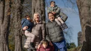 Sabina (67) und Ary (33) trotzen dem Altersunterschied und gesellschaftlichen Vorurteilen. Wie durch ein Wunder wird Sabina mit über 60 Jahren schwanger mit Drillingen.