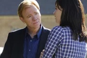Im Zuge der Ermittlung findet Horatio (David Caruso) heraus, dass die Opfer zwei ziemlich gehässige Leiterinnen einer Verbindung waren und Elle Toring (Jill Flint), die Tochter der Besitzerin des Reitstalls, in dem die beiden ihre Pferde untergestellt hatten, übel gemobbt haben.