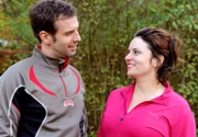 Chandana (Angela Ascher, r.) entschuldigt sich bei Nils (Florian Stadler, l.).