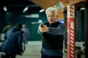 Kriminalhauptkommissar Ivo Batic (Miroslav Nemec) mit gezückter Waffe am U-Bahnhof Marienplatz.
