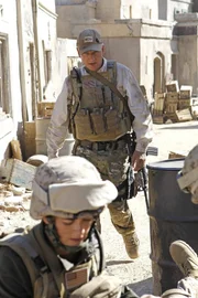 Während Tonys tief sitzende Ängste wieder auftauchen, reisen Gibbs (Mark Harmon, hinten) und Ziva (Cote de Pablo, vorne) nach Afghanistan, um eine verschwundene Marinesoldatin zu finden ...