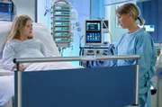 Marlene Weigand muss ihrer Tochter Sina sagen, dass sie sie belogen hat. Sina ist nicht in einer spanischen Fertilisationsklinik entstanden, sondern hat einen Vater, der damals nichts von einem Kind wissen wollte und Marlene erpresst hat.