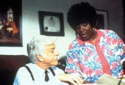 Delores (Delores Hall, r.) redet Sloan (Dick Van Dyke, l.) ins Gewissen.