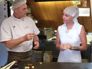 Sandra Urban bei der Herstellung von Pralinen in einer Schokoladenmanufaktur in Nijmegen.
