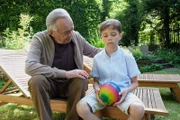 Wenn seine Eltern sich streiten verkriecht sich Robin Gerdes (Alexander und Julian Gerdes, re.) gern bei seinem Nachbarn Professor Simoni (Dieter Bellmann). Simoni tröstet den Kleinen und glaubt, dass Leon Robins imaginärer Freund ist, der ihm über traurige und einsame Stunden hilft.