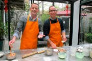Bei der Dumpling-Tour kommen Food & Beverage-Manager Thomas Krobath und der Küchenchef Christian Jüngling zu einem Dumpling-Kochkurs.