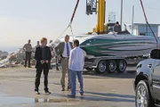"CSI Miami", "Der Fluch der guten Tat." Diesmals müssen sich Horatio und sein Team, sich mit den Mord von Henry Duncan beschäftigen. Dabei gibt es viele Verdächtige, aber kein eindeutiges Motiv. Seine Nachbarin, Connie Jaden, arbeitet als Prostituierte und hat den Hund der Familie Duncan getötet. Einer ihrer Kunden, Will Kingsley, war auch gleichzeitig ein Kollege von Henry. Und dann wäre da noch Henrys Chefin, die in einen Bauskandal verwickelt ist.Im Bild (v.li.): David Caruso (Horatio 'H' Caine), Rex Linn (Frank Tripp), Diego Serrano (Dylan Perez).
