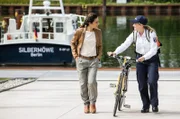 Jasmin Sayed (Sesede Terziyan, li.) und Paula Sprenger (Sarina Radomski, re.) auf dem Weg zur Arbeit.