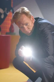 In der Toilette eines Kinderrestaurants wird ein kleines Mädchen ermordet aufgefunden. Horatio Caine (David Caruso) und sein Team lassen nichts unversucht, den Mörder dingfest zu machen ...
