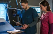Mikko  (Luan Gummich, l.) wirft mit Viktoria (Isabella Krieger r.) einen Blick in eine bisher unentdeckte medizinische Vergangenheit.; ARD IN ALLER FREUNDSCHAFT - DIE JUNGEN ÄRZTE FOLGE 392, "Befreiung", am Donnerstag (10.10.24) um 18:50 Uhr im ERSTEN. Mikko  (Luan Gummich, l.) wirft mit Viktoria (Isabella Krieger r.) einen Blick in eine bisher unentdeckte medizinische Vergangenheit. © ARD/Tom Fülle, honorarfrei - Verwendung gemäß der AGB im engen inhaltlichen, redaktionellen Zusammenhang mit genannter ARD-Sendung bei Nennung "Bild: ARD/Tom Fülle" (S2+). ARD-Programmdirektion/Bildredaktion, pressefoto.daserste@ard.de