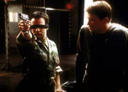 Jonathan (Danny Strong, l.) beeindruckt Riley (Marc Blucas, r.) mit seinen Fähigkeiten. Er trifft sogar mit verbundenen Augen sein Ziel ...