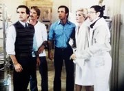 (v.li.) Pierre Milan (Randy Powell), Cody (Perry King), Nick (Joe Penny), Stephanie (Wendy Kilbourne) und Murray (Thom Bray) werden bei einem geheimen Treffen von Stephanies eifersüchtigen Mann überrascht.