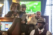 Prides gesamtes Team ist an einem riskanten Undercover-Einsatz beteiligt, der gewaltig schief läuft. Können Dr. Wade (CCH Pounder, l.) und Patton (Daryl Chill Mitchell, r.) Sebastian in letzter Sekunde aus den Fängen seines Geiselnehmers retten oder war das sein letzter Einsatz?