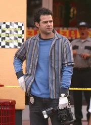 Auch wenn der Mörder der kleinen Ruthie seine Fingerabdrücke unkenntlich gemacht hat, um nicht gefunden zu werden, lässt Tim Speedle (Rory Cochrane) und seine Kollegen nichts ungeschehen um seine wahren Fingerabdrücke zu rekonstruieren ...