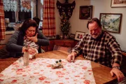 Moni und Stadlbauer können den asiatischen „Schnaps“ von Gabi kaum herunterwürgen. Von links: Monika Vogl (Christine Reimer) und Benedikt Stadlbauer (Andreas Geiss).