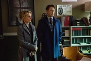 Det. Lizzie Needham (Bojana Novakovic, l.) und Dr. Dylan Reinhart (Alan Cumming, r.) m&uuml;ssen den Mord in einem Kino aufkl&auml;ren ...
