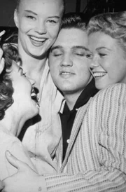 Elvis ist einer der größten Verführer der Geschichte. Besonders seine Stimme und seine Bühnenpräsenz machen ihn so verführerisch. Aber er ist auch ein Womanizer im klassischen Sinn.