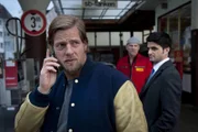Während Mick die Geschichte mit dem verdorbenen Eiersalat glaubt, kann Andreas den Aussagen des Tankstellenpächters Eberhard Hauptmann keinen Glauben schenken.